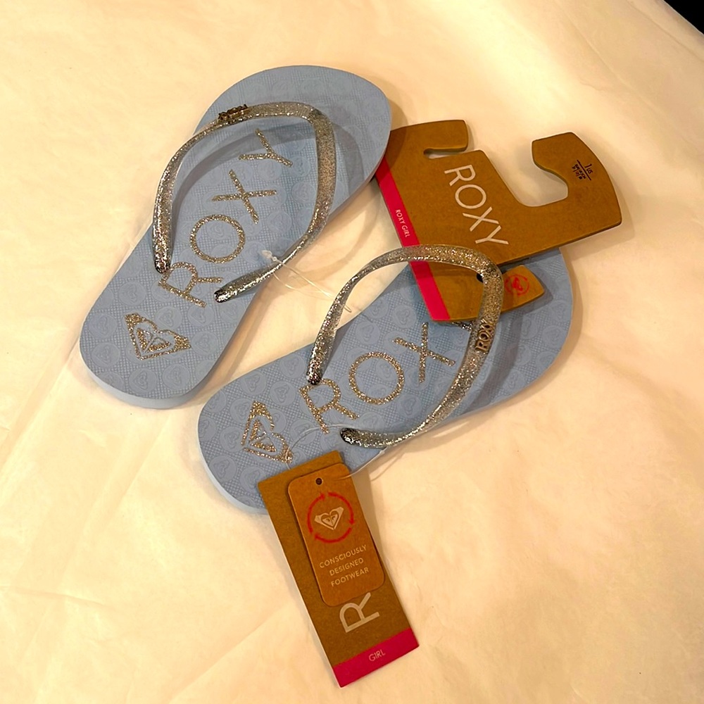 NWT Roxy flip flops for girls